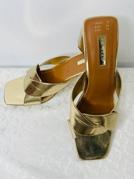 Sandales dorées à talons carrés