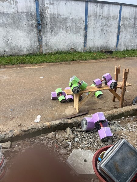 Ensemble d'haltères colorés