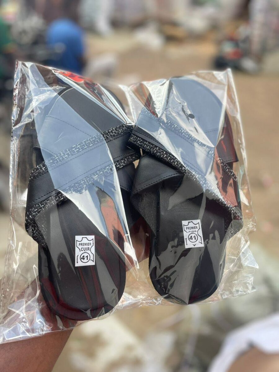 Sandales noires et blanches