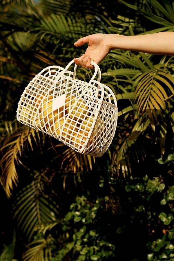 Panier en plastique coloré