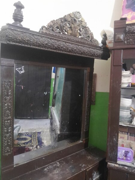 Mirror and showcase used less price and used contact me