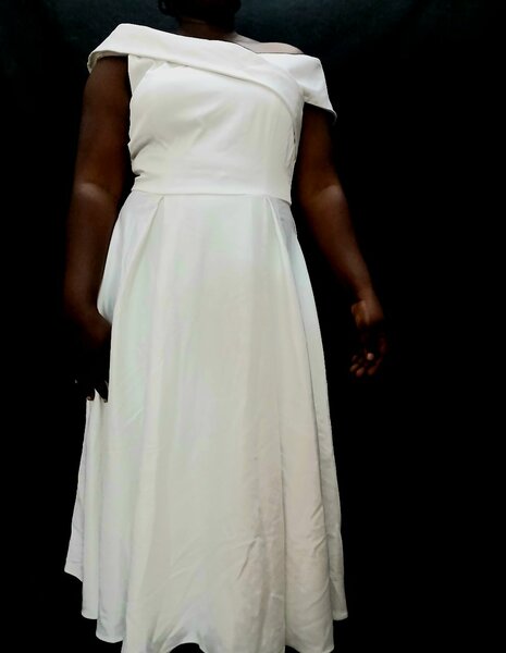 Robe blanche épaules nues