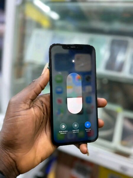 Smartphone moderne avec triple caméra