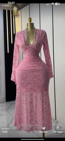 Robe en dentelle rose élégante