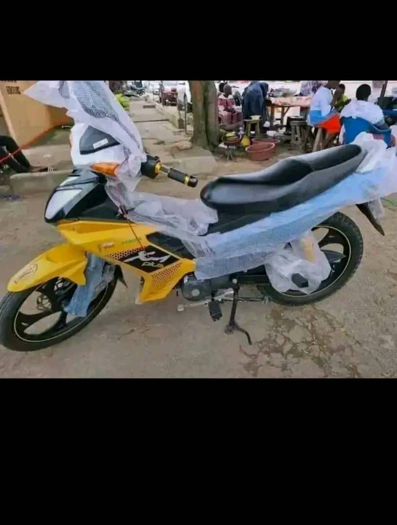 Moto Apsonic sportif jaune