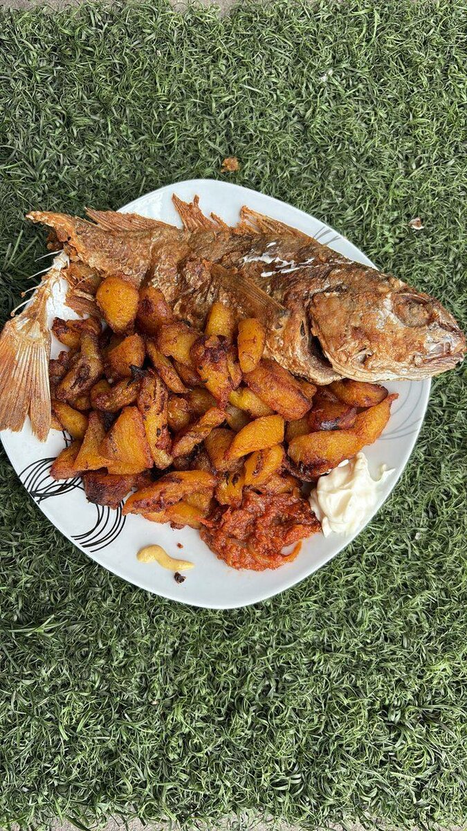 Plat d'alloco au poisson frit