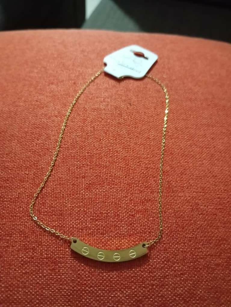 Collier élégant en métal doré