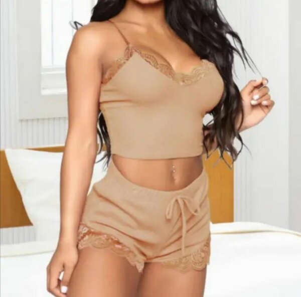 Ensemble de nuit élégant femme