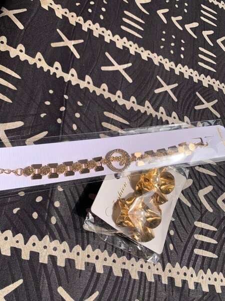 Bracelet et boucles dorées