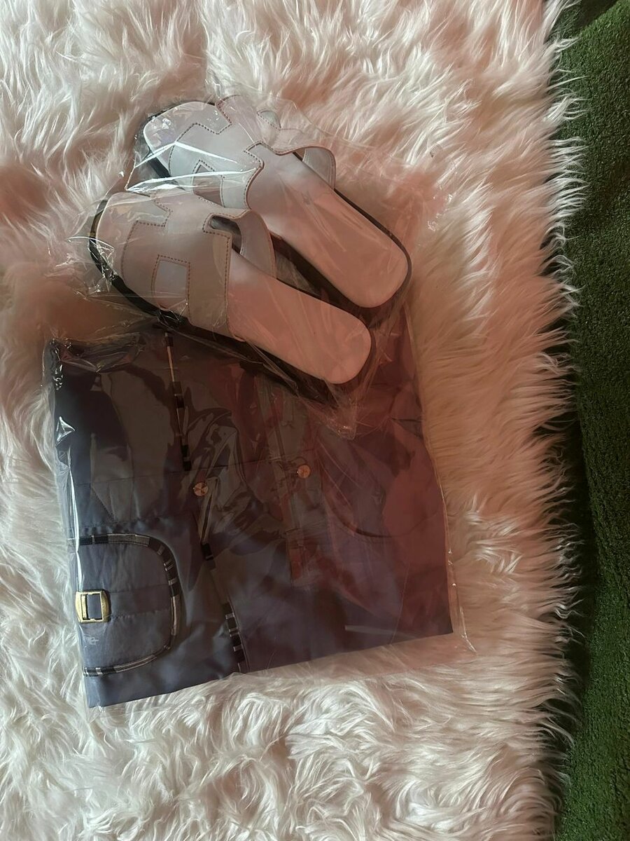 Sandales et robe grise élégantes