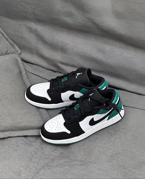 Baskets noires et blanches