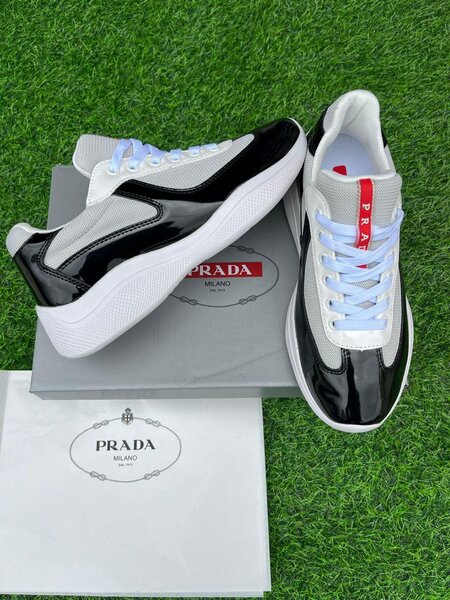 Prada Sneakers Noires et Blanches