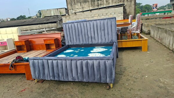 Lit coffre capitonné gris foncé