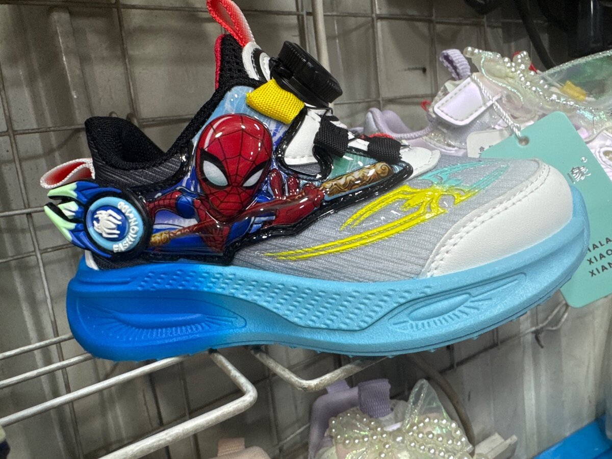 Детская кроссовка