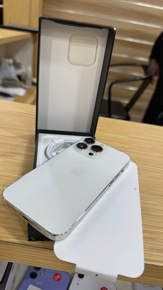 *iphone 13 pro 512g 3 jours d'utilisation prix: 330.000f  :