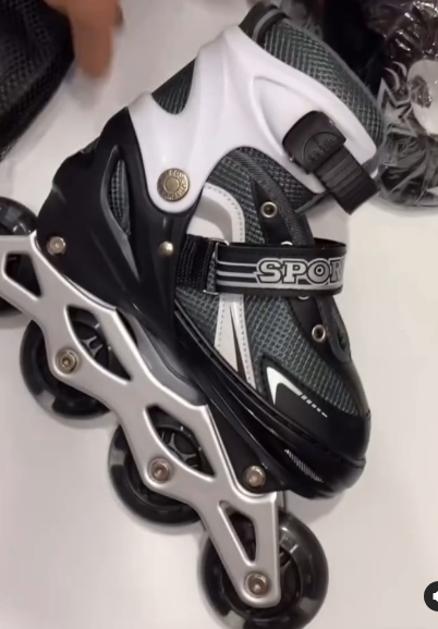 Коньки роликовые черные 