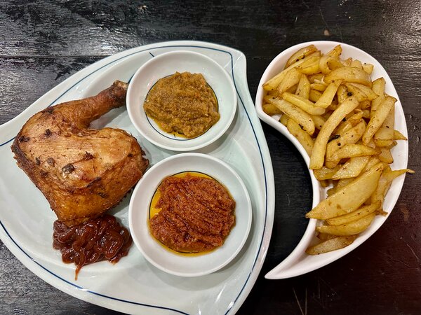 Poulet Grillé avec Frites et Sauces