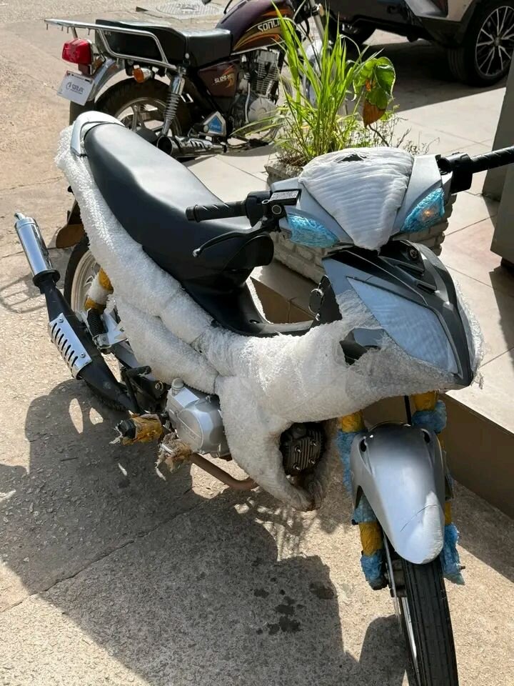 Moto argenté endommagé