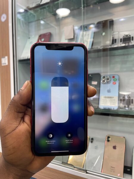 iPhone 11 simple 64Go tout passe propre