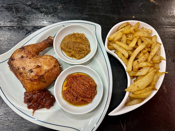 Poulet Grillé avec Frites et Sauces