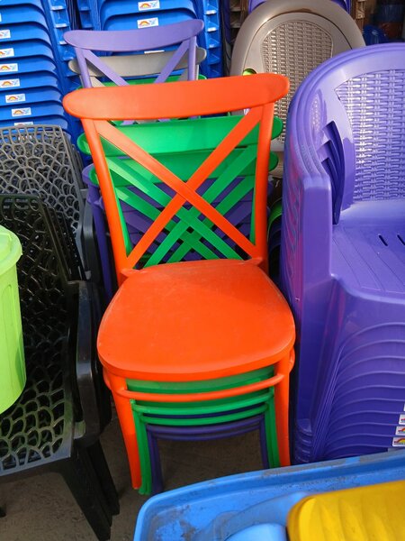 Chaises en plastique colorées