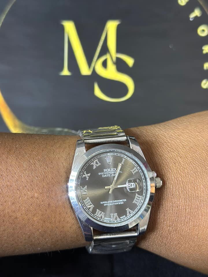 Women's wristwatch with metal bracelet