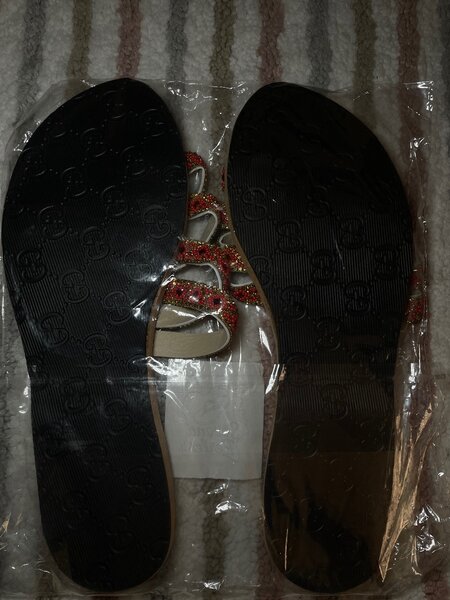 Sandales perlées rouges élégantes