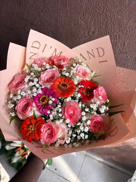 Bouquet de roses et fleurs