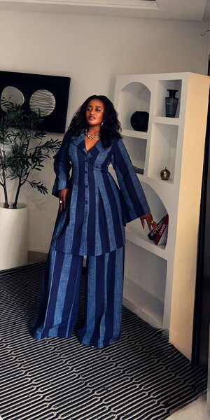 Tenue élégante à rayures