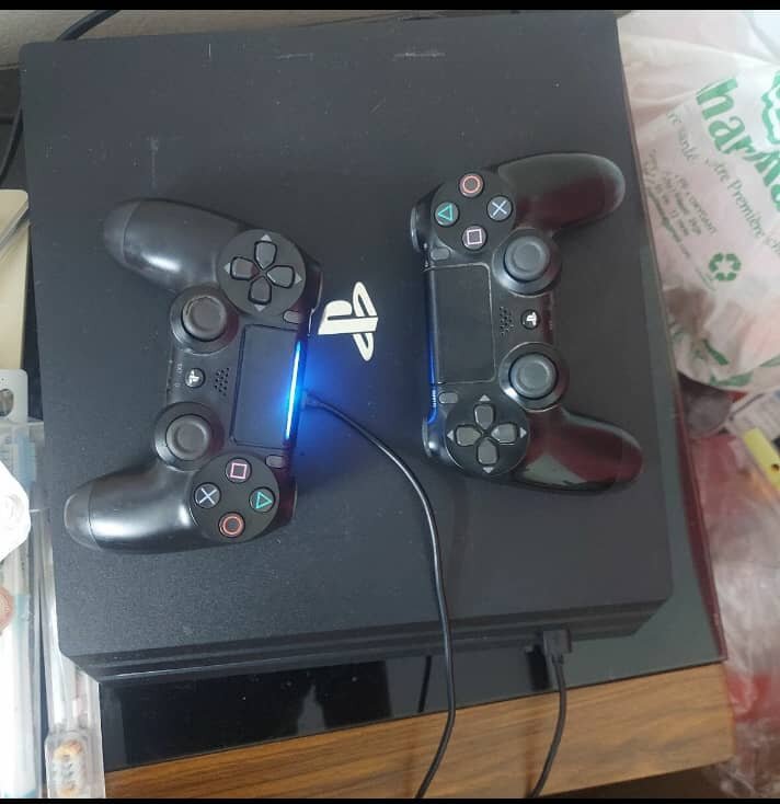 Console PS4 avec deux manettes