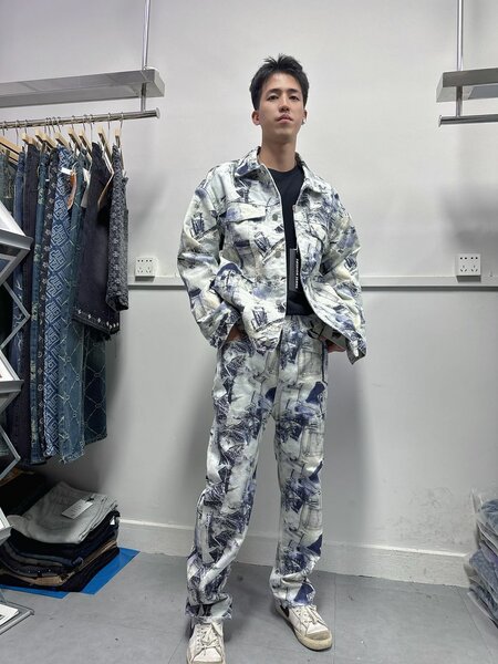 Costume en denim imprimé tendance