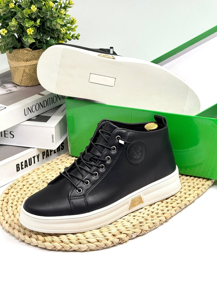 TIMBERLAND BLACK AND WHITE