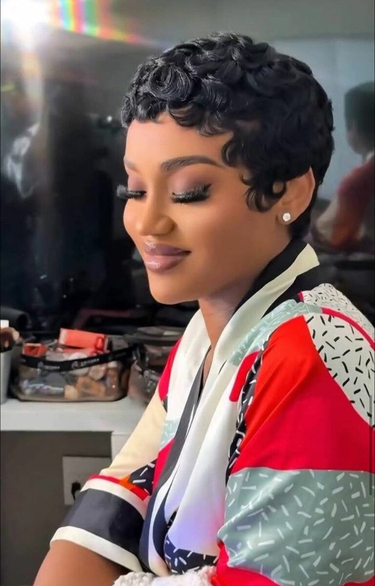 Perruque courte ondulée