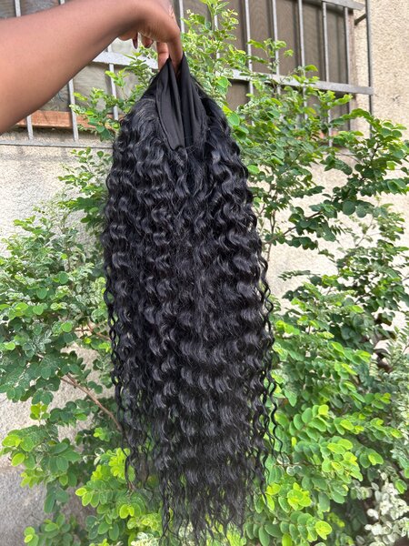 Perruque bandeau bouclée noire