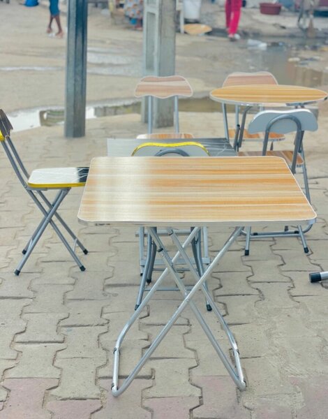Table pliante et 1 chaises