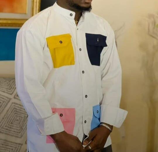 Chemise à poches colorées