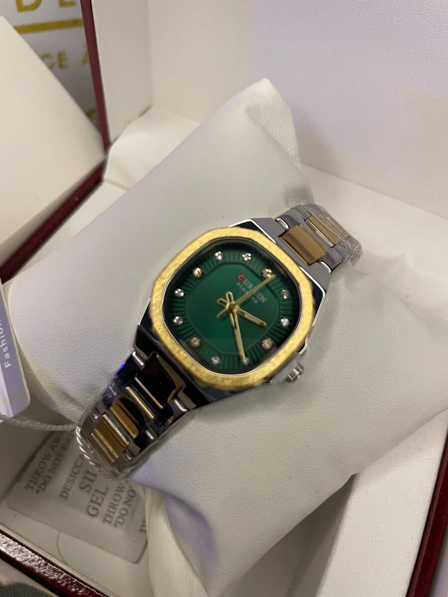 Montre élégante bicolore