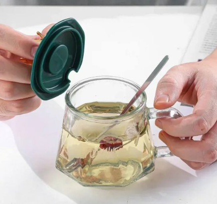 Fashionable Diamond Glass Tea Cup with Crown Top Lid and Metal Spool
