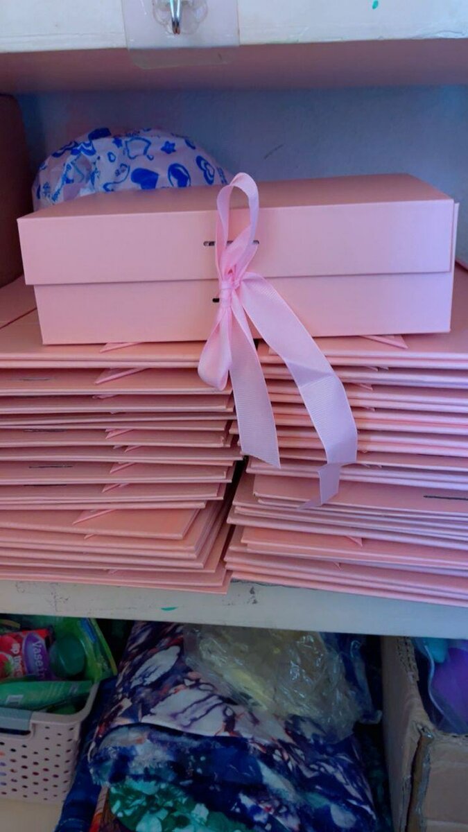 Boîte cadeau rose avec ruban