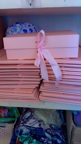 Boîte cadeau rose avec ruban