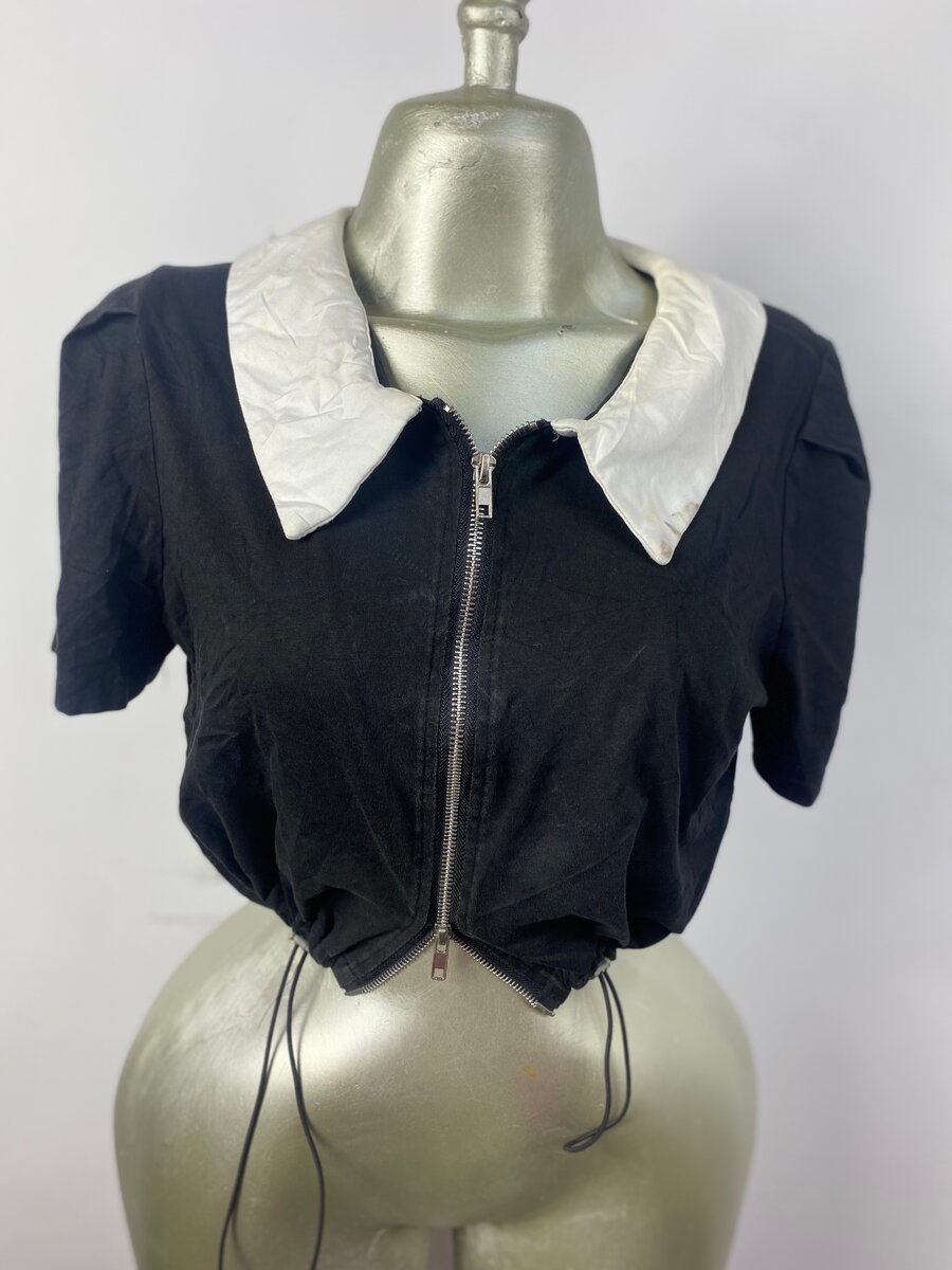 Blouse noire col contrasté