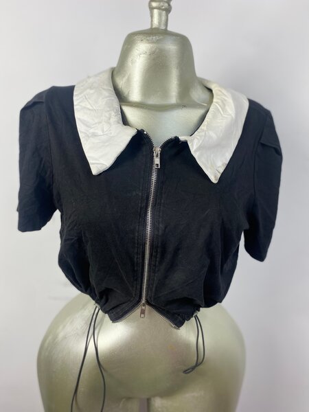 Blouse noire col contrasté