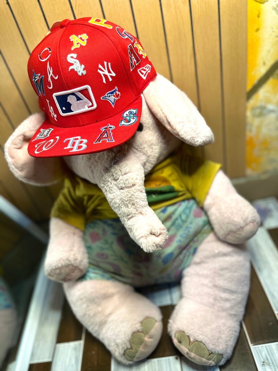 Casquette rouge multi-logo