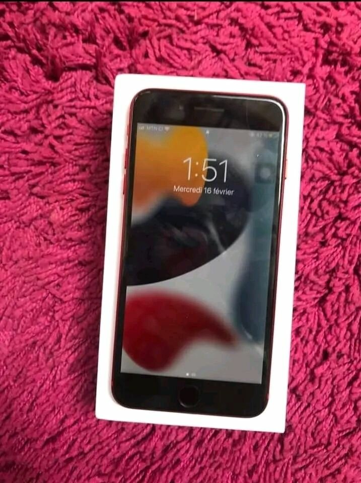 iPhone rouge avec boîte