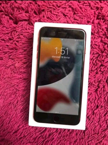 iPhone rouge avec boîte