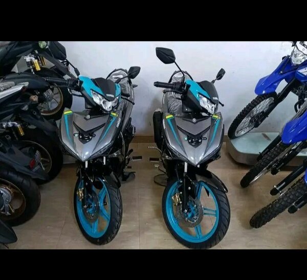 Moto Yamaha gris et bleu