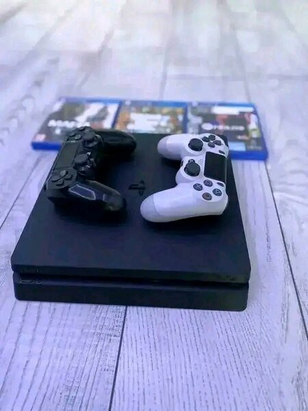 Console de jeu PS avec manettes
