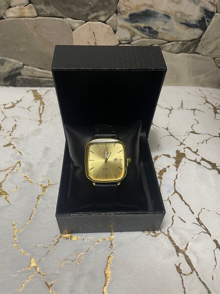 Montre Dorée Carrée Luxe