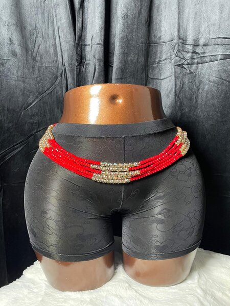 Ceinture perlée rouge élégante