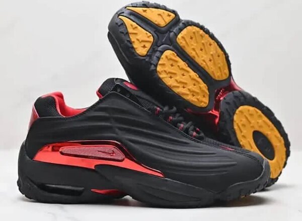 Chaussures de sport noires et rouges